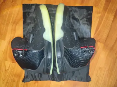Zapatillas air yeezy negras con suela luminosa - miniatura 3