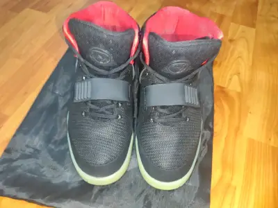 Zapatillas air yeezy negras con suela luminosa - miniatura 4