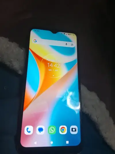 Smartphone Motorola con funda protectora - miniatura 2