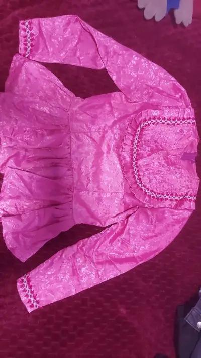 Blusas tradicionales de mujer en rosa y morado - miniatura 1