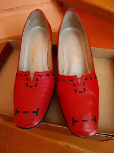 Zapatos de tacón rojos con diseño único - miniatura 1