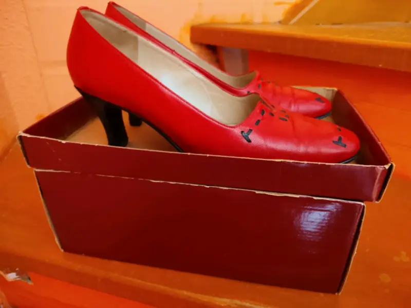 Zapatos de tacón rojos con diseño único - 2