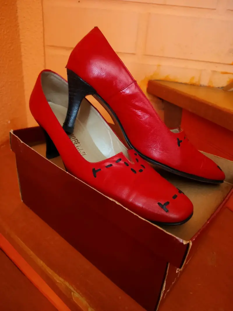 Zapatos de tacón rojos con diseño único - 3