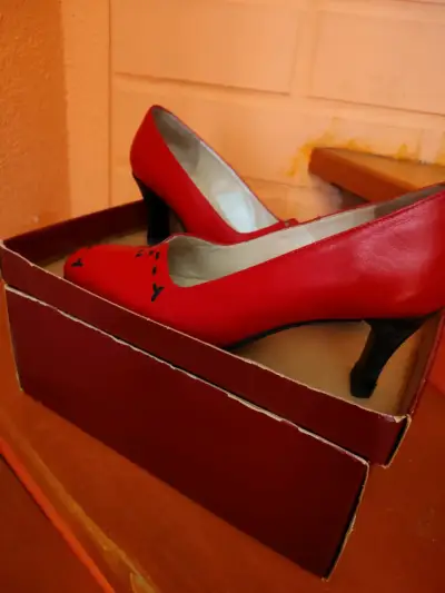 Zapatos de tacón rojos con diseño único - miniatura 4