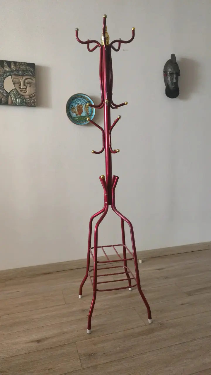 Perchero de pie metálico rojo elegante