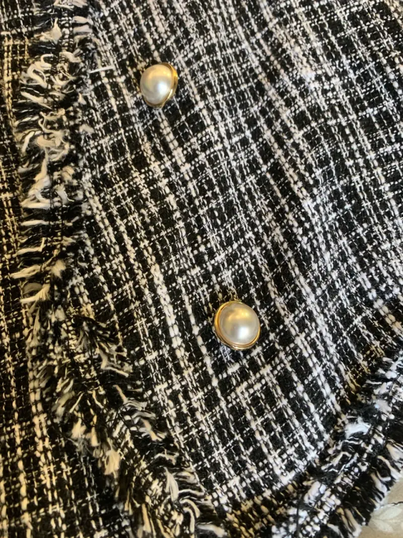 Chaqueta Tweed Negra con Botones de Perlas - 2