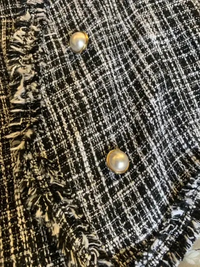 Chaqueta Tweed Negra con Botones de Perlas - miniatura 2