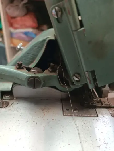 Máquina de coser industrial verde usada - miniatura 1