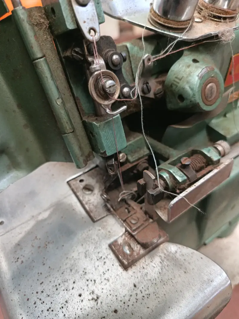 Máquina de coser industrial verde usada - 2