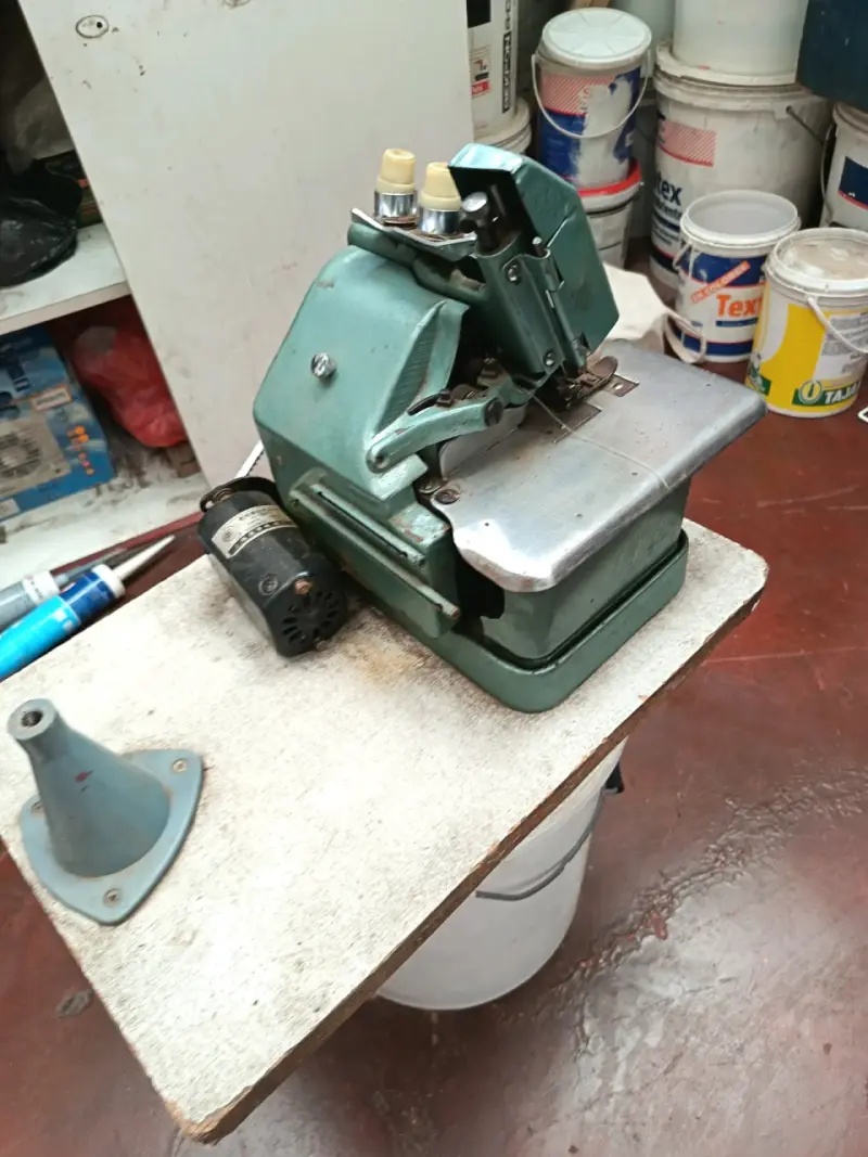 Máquina de coser industrial verde usada - 3
