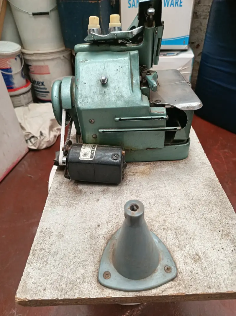 Máquina de coser industrial verde usada - 4