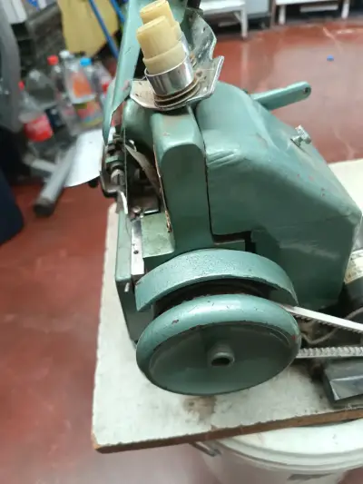 Máquina de coser industrial verde usada - miniatura 5