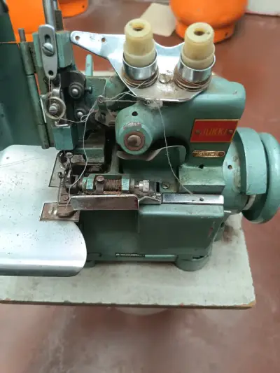 Máquina de coser industrial verde usada - miniatura 6