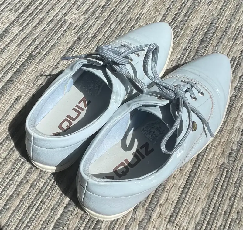 Zapatos casuales marca Quiz celeste para mujer