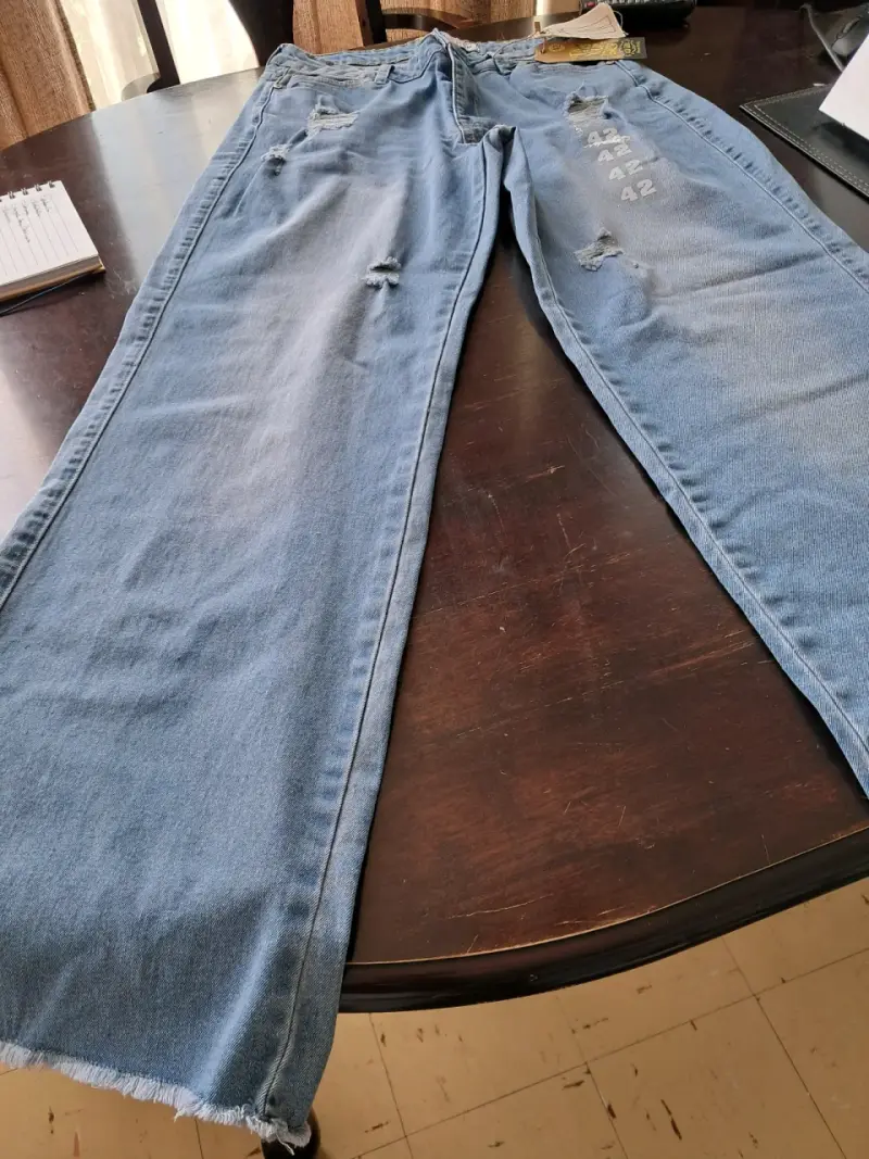 Jeans de mezclilla azul con detalles desgastados
