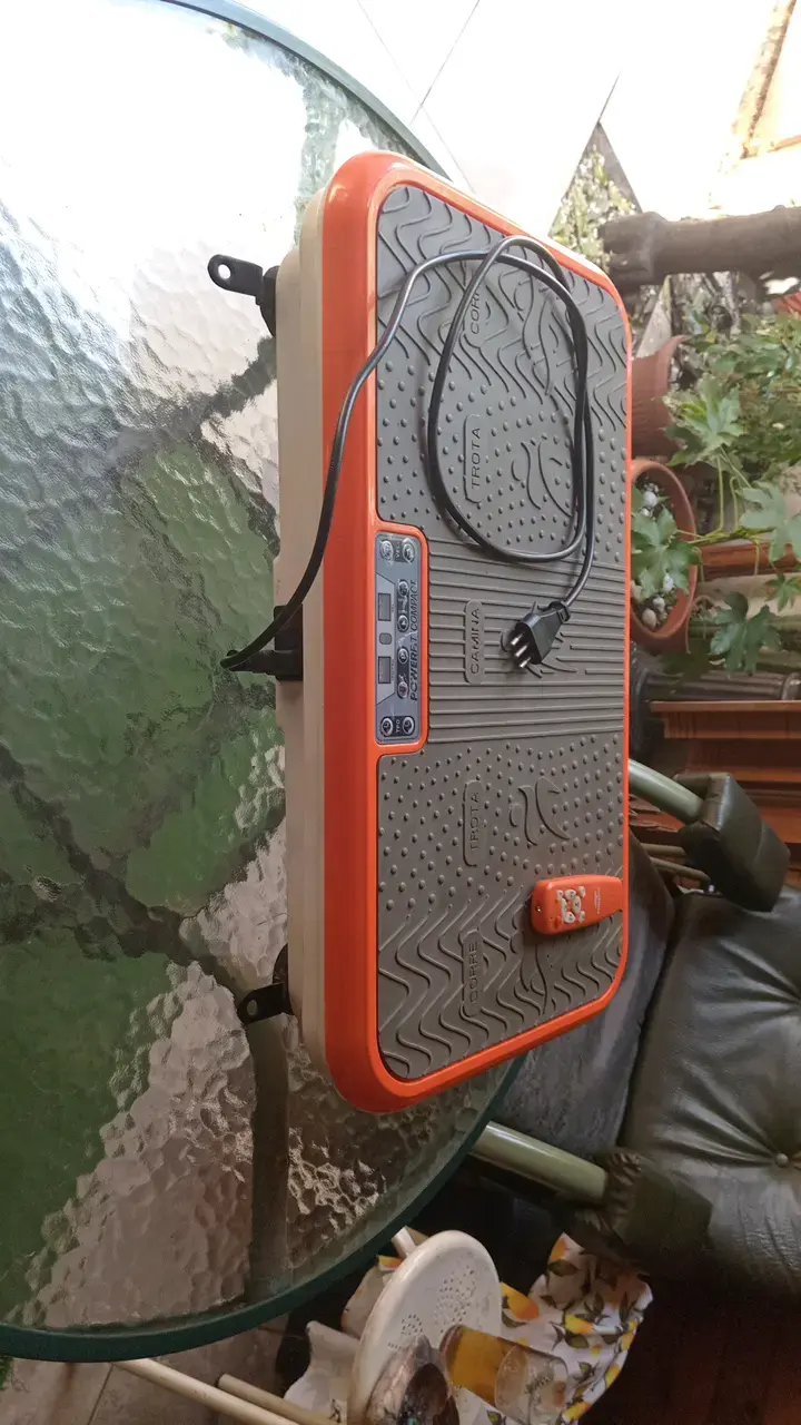 Plataforma vibratoria naranja con control remoto - 3