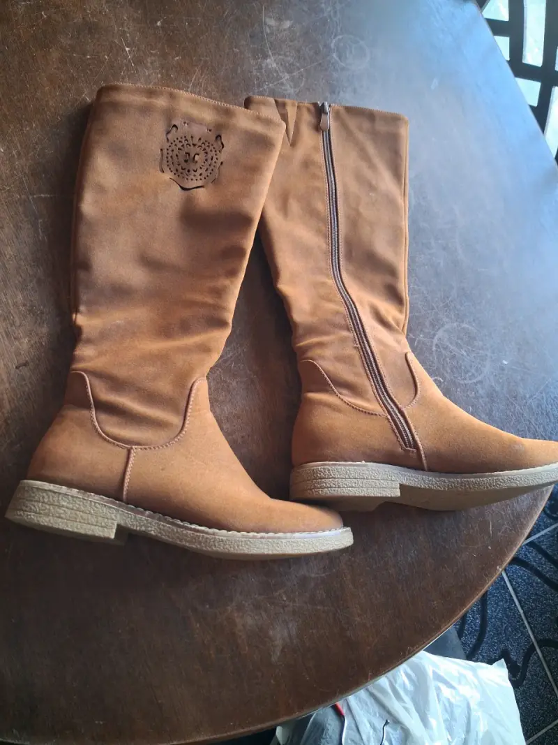 Botas largas de gamuza color marrón - 1