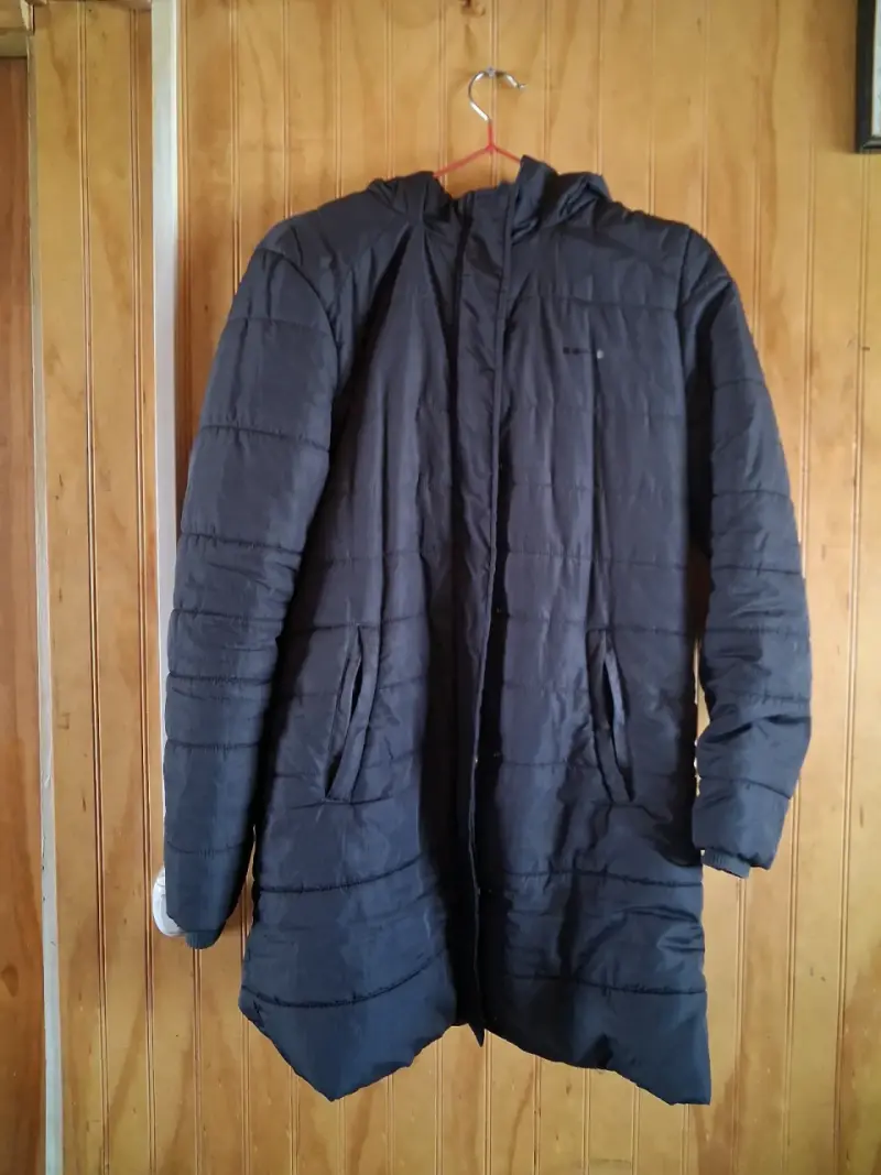 Abrigo largo acolchado negro para mujer