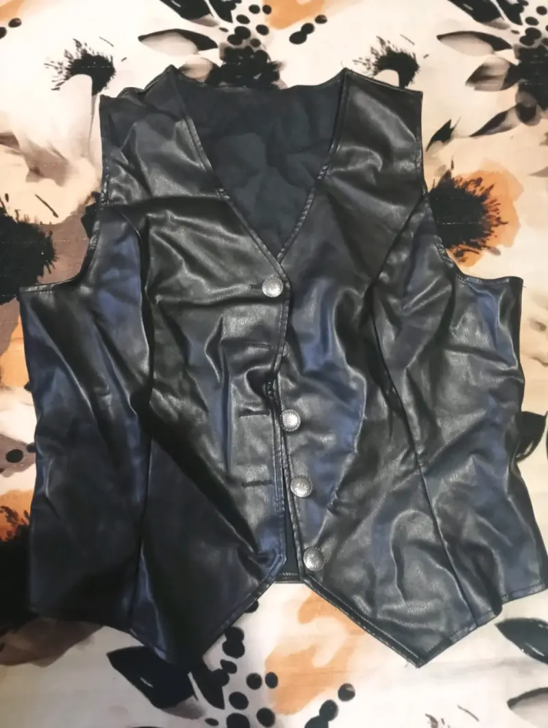 Conjunto de ropa interior de encaje y cuero sintético - 2