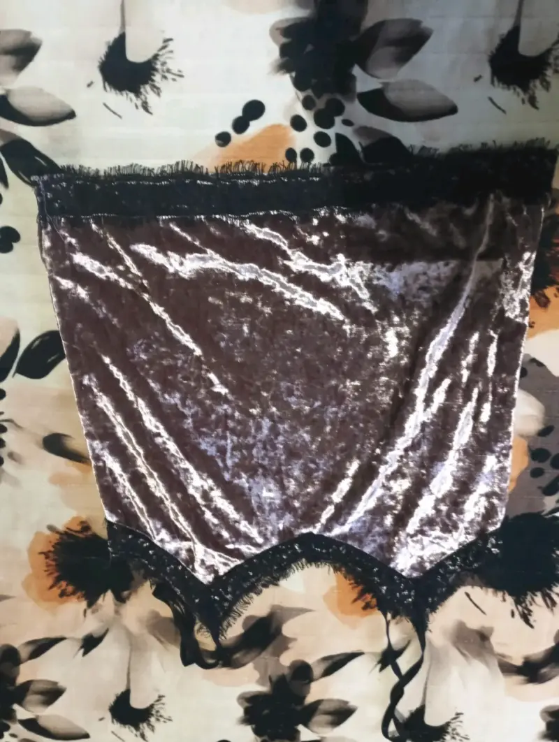 Conjunto de ropa interior de encaje y cuero sintético - 4