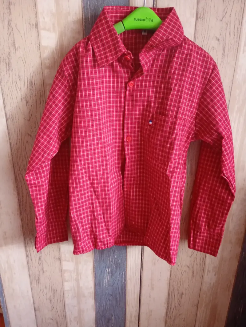 Camisa de niño a cuadros rojos