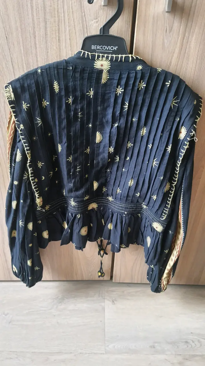 Blusa chaqueta bordada azul con diseño floral - 1