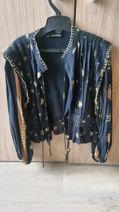 Blusa chaqueta bordada azul con diseño floral - miniatura 2