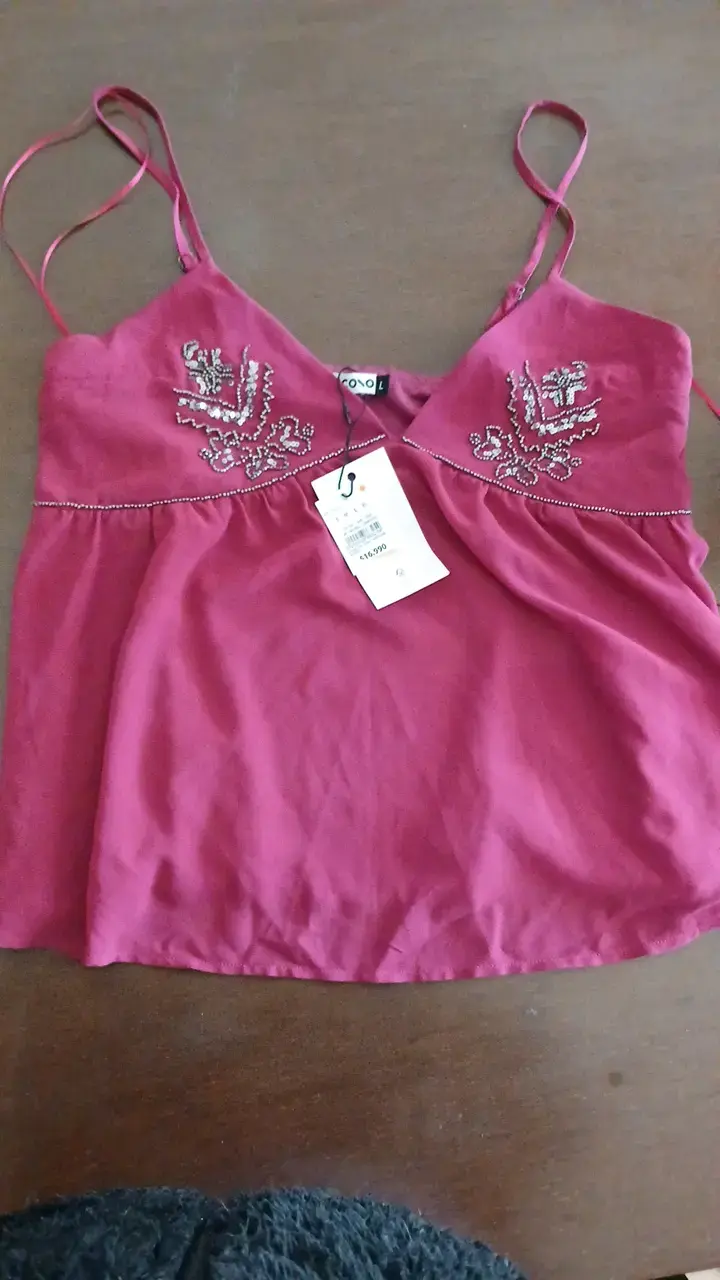 Blusa roja con bordado floral Cool