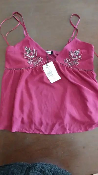 Blusa roja con bordado floral Cool - miniatura 1