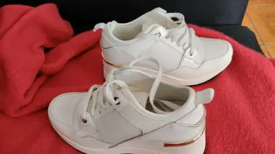 Zapatillas blancas de mujer Aldo con detalles dorados - miniatura 1
