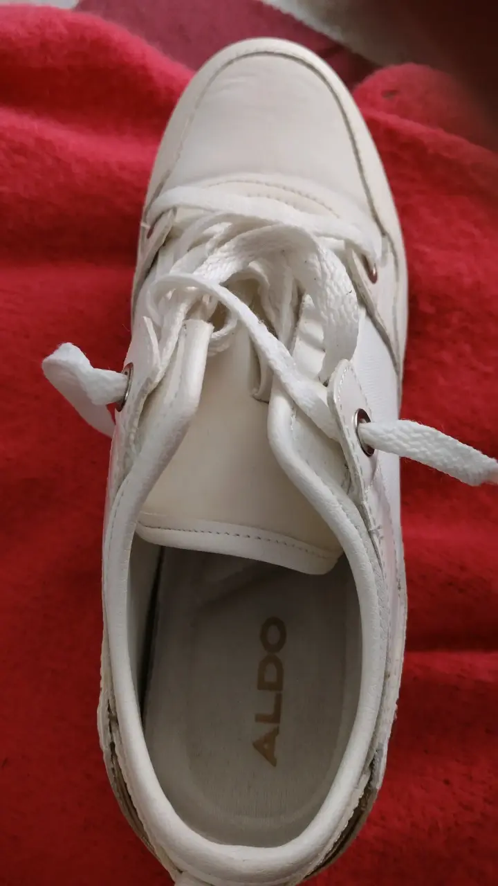 Zapatillas blancas de mujer Aldo con detalles dorados - 2