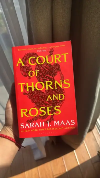 Libro A Court of Thorns and Roses de Sarah J. Maas - miniatura 1