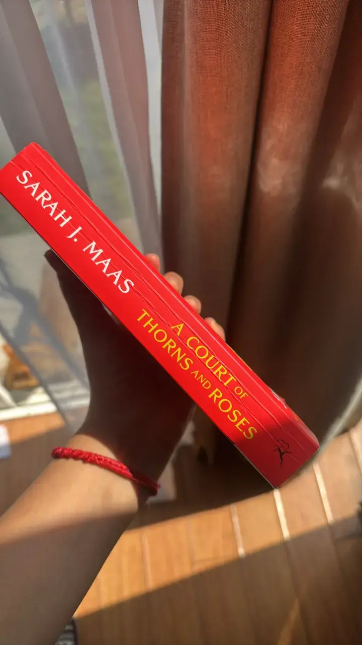 Libro A Court of Thorns and Roses de Sarah J. Maas - 2
