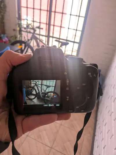 Cámara réflex Canon T100 con accesorios y estuche - miniatura 1