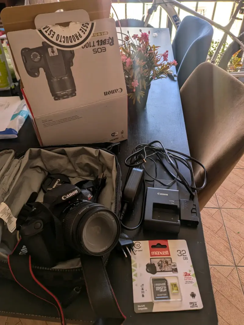 Cámara réflex Canon T100 con accesorios y estuche - 5
