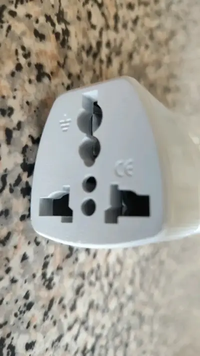 Adaptador de viaje universal blanco - miniatura 2