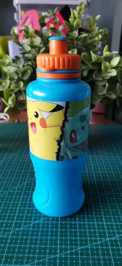 Botella de agua Pokémon azul con personajes - miniatura 1