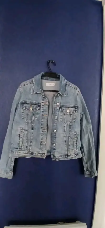 Chaqueta de mezclilla azul para mujer - miniatura 2