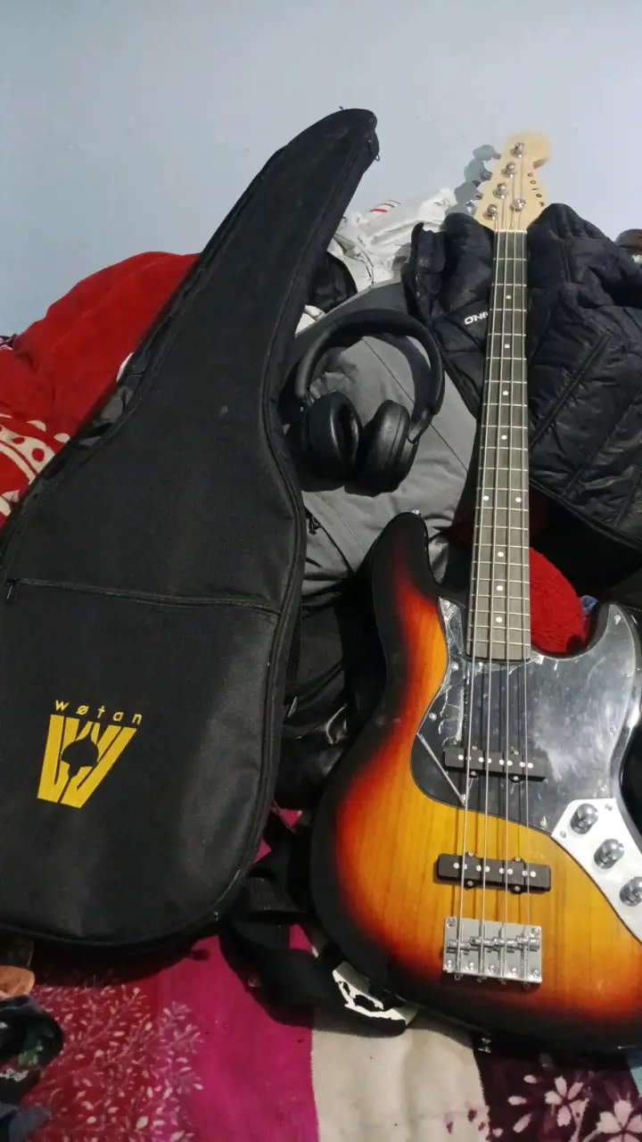 Bajo eléctrico con funda y accesorios - 1