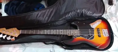 Bajo eléctrico con funda y accesorios - miniatura 2