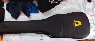 Bajo eléctrico con funda y accesorios - miniatura 3
