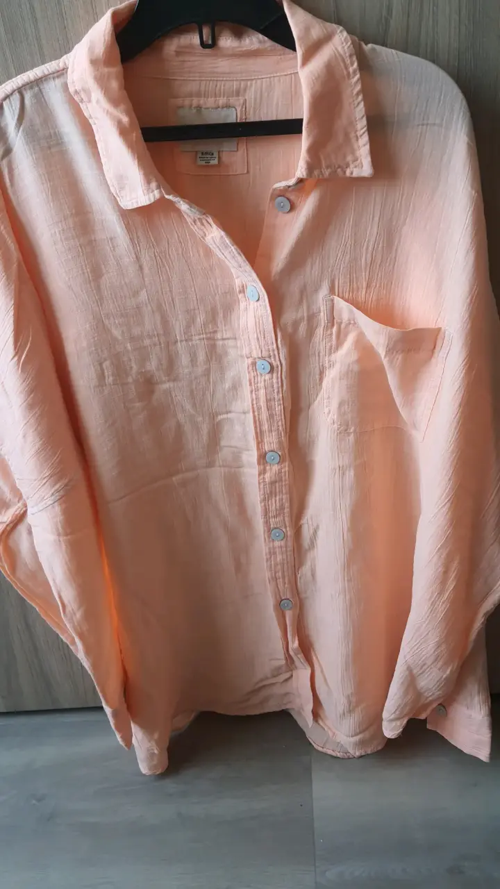 Camisa de lino color durazno para mujer