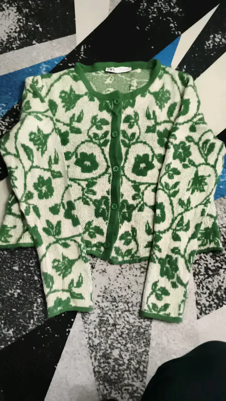 Cardigan de punto verde y blanco Zara