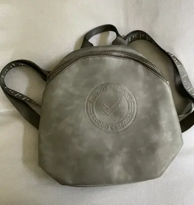 Mochila negra Bubba Essentials con correas ajustables - miniatura 1