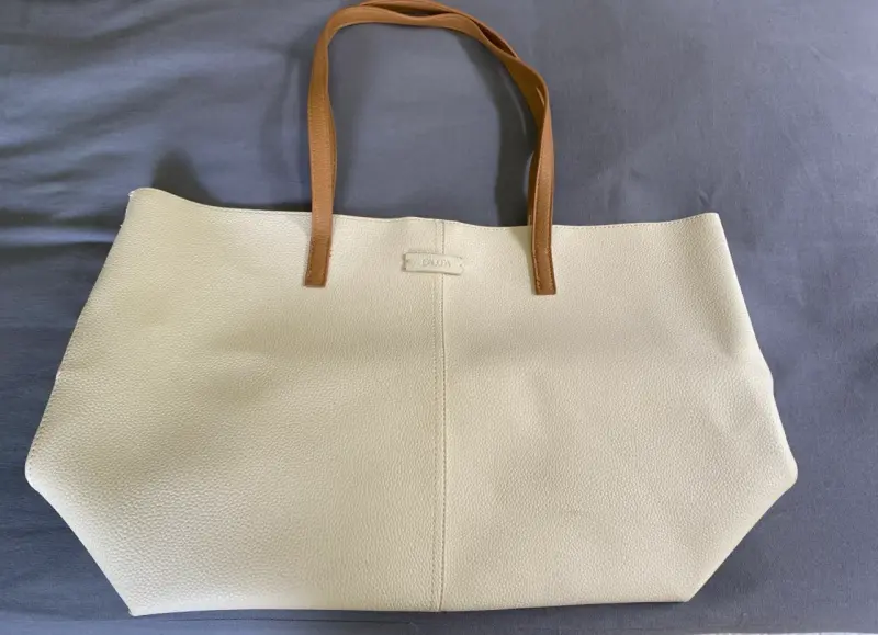 Bolso tote beige de cuero con asas marrones