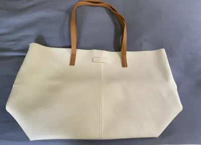 Bolso tote beige de cuero con asas marrones - miniatura 1