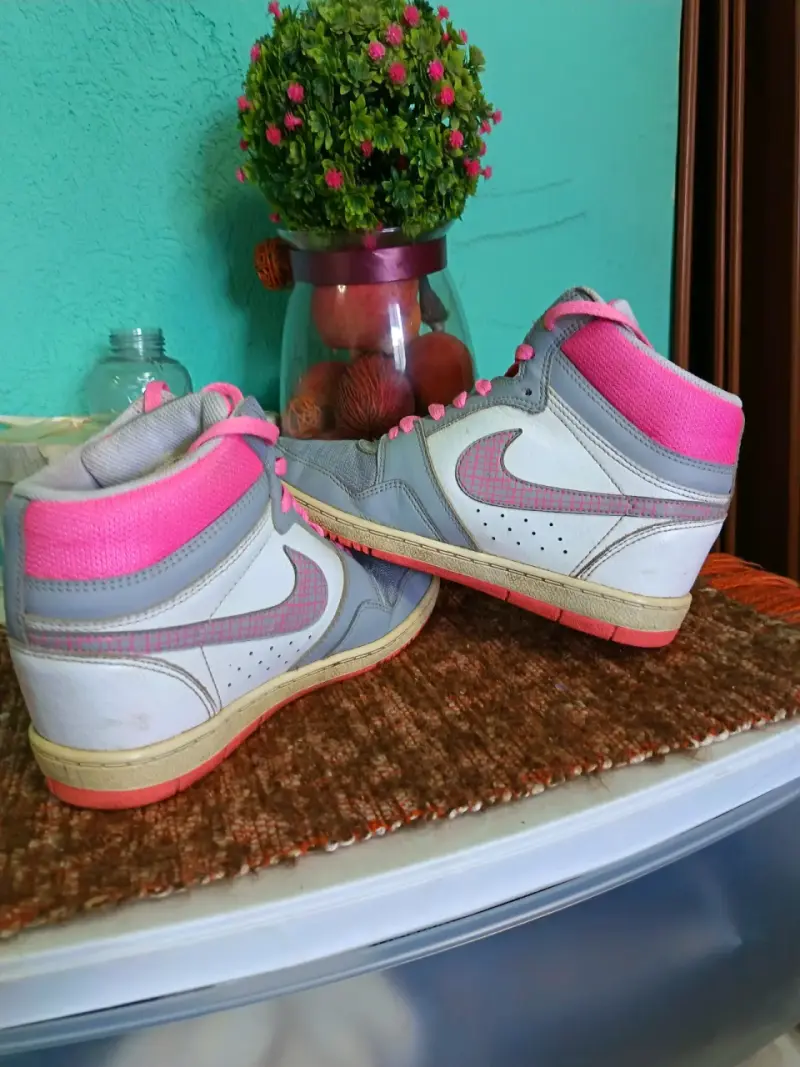 Zapatillas deportivas Nike gris y rosado