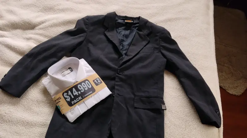 Bleiser escolar negro con camisa blanca nueva
