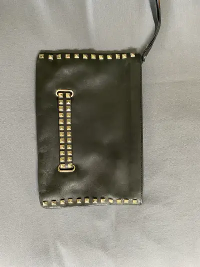 Cartera de mano negra con tachas metálicas - miniatura 1