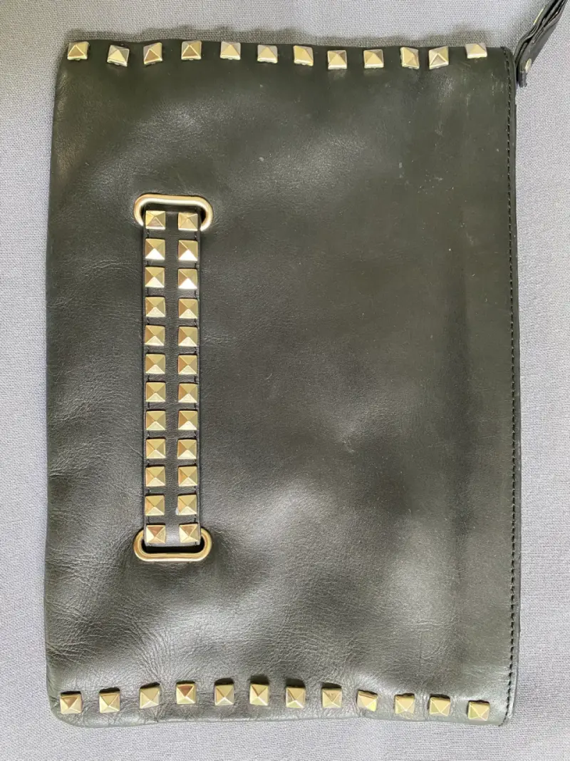 Cartera de mano negra con tachas metálicas - 2